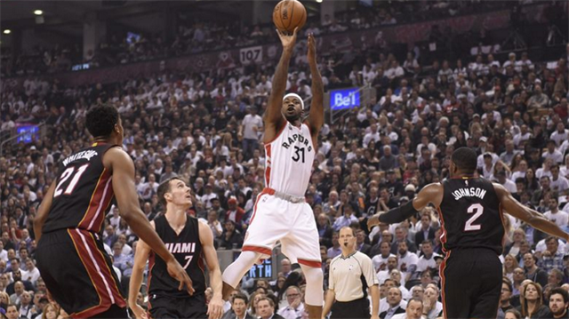 Toronto Raptors'da benchten gelen Tarrence Ross takım 10 sayıyla katkı yaptı.