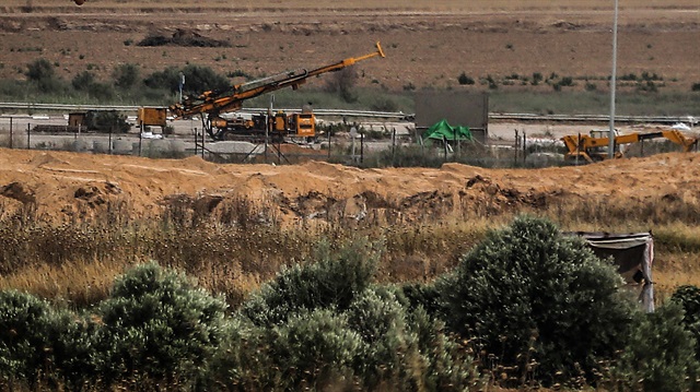 İsrail ordusunun, sınır çitlerine yakın bölgelerde arama çalışmalarına devam ederken, sınır bölgelerindeki askeri varlığını da artırdığı belirtildi.
