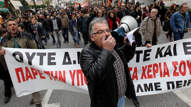 Yunanistan'da sendikalar parlamentoda görüşülecek yasa tasarısına karşı ortak genel grev yürüteceklerini açıkladılar.