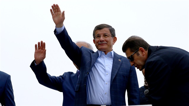 Başbakan Ahmet Davutoğlu'nu Konya'da çok sayıda vatandaş karşıladı. 