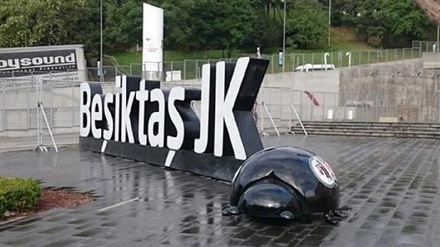 Uğur böceği heykeli, Beşiktaş taraftarını kızdırdı.