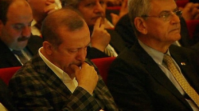 Cumhurbaşkanı Erdoğan, katıldığı programda “Hoşça kal anne” şiirini duyunca gözyaşlarına hakim olamadı.