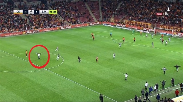 TT Arena'da sahaya taraftar girdi, o sırada Beşiktaş gol attı.