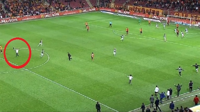 Gomez'in gol pozisyonunda sahaya giren taraftar tartışmalara sebep oldu.