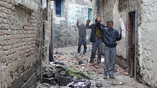 Diyarbakır'ın Sur ilçesindeki operasyonda 3 terör örgütü mensubu güvenlik güçlerine böyle teslim olmuştu.