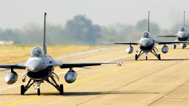 Afganistan'da NATO uçakları Taliban'a yönelik hava operasyonu düzenledi.