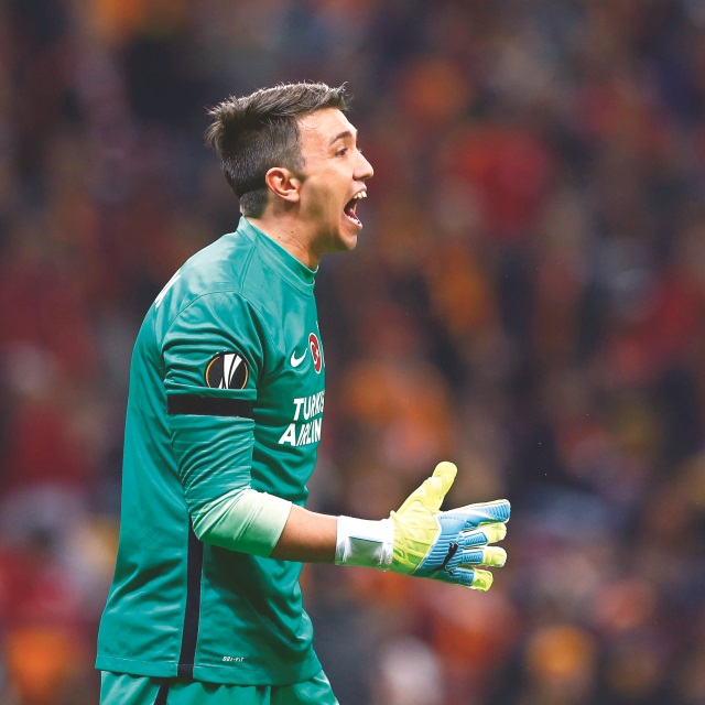 Muslera kalacak