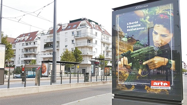 Fransa'da bir lisenin önüne, terör örgütü YPJ'nin propagandasını yapan belgeselin afişi konuldu.