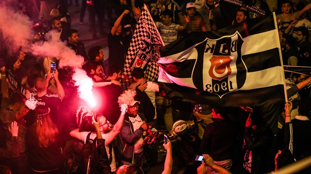 Beşiktaş taraftarı şampiyonluk kutlamalarına başladı