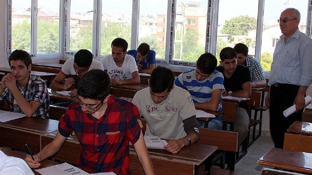 Başbakanlık Afet ve Acil Durum Yönetimi Başkanı Fuat Oktay, Suriyeli 5 bin 600 civarında öğrencinin üniversitelerin çeşitli bölümlerinde eğitim gördüğünü belirtti.
