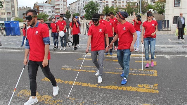 Engelliler Haftası dolayısıyla Atatürk Kongre ve Etnografya Müzesi bahçesinde düzenlenen etkinlikte öğrenciler, gözlerini gözlükle kapatarak bastonla yürümeye çalıştı. 