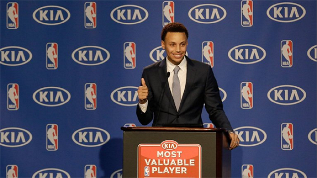 Stephen Curry bu sezon 30,1 sayı, 6,7 asist, 5,4 ribaunt ve 2,1 top çalma ortalamaları yakaladı.