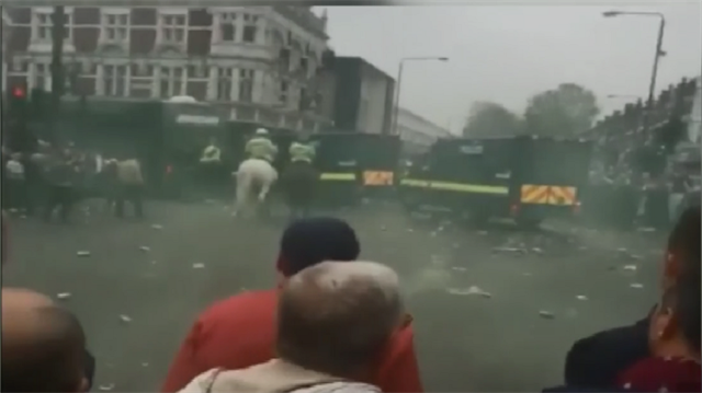 Manchester United takım otobüsüne Londra'da saldırı.