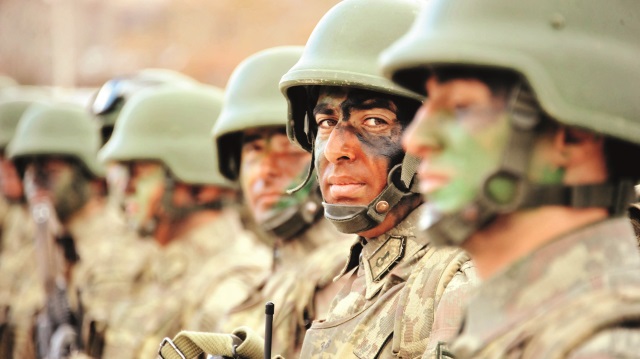 Kara Kuvvetleri Komutanlığı, uzman asker ihtiyacını karşılamak için Çanakkale ve çevre illerden 2 bin 300 ile 4 bin TL arasında maaş imkânı ile sözleşmeli er alacak. 