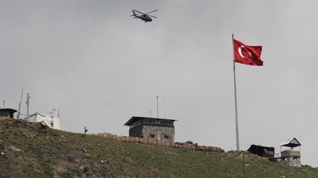 8 askerimizin şehit olduğu bölgeye havadan ve karadan destek gönderildi, sıcak temas sürüyor. 