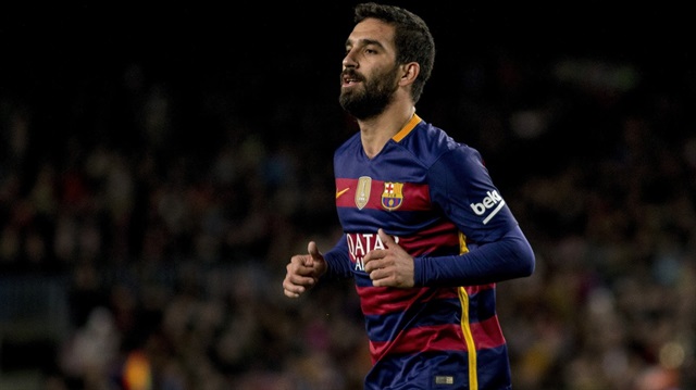 Futbola Galatasaray'da başlayan sonrasında Vestel Manisaspor'a kiralanan Arda Turan, sarı kırmızılılara döndükten sonra sergilediği müthiş performansla Atletico Madrid'e 13 milyon euro karşılığında transfer olmuştu. Madrid'de harika bir performans sergileyen futbolcu Türk futbol tarihinde bir Türk futbolcu için ödenen en yüksek bonservis bedeli olan 41 milyon euro karşılığında Barcelona'nın yolunu tutmuştu.