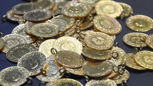 Çeyrek altın 200 liradan, Cumhuriyet altını ise 813 liradan satılıyor. 