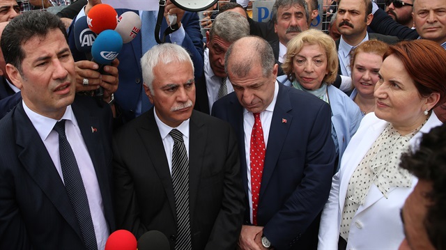 MHP'de kongre yapmak isteyen muhalifler toplandı. Bildiri okundu, imza toplandı. Ardından dört aday da alandan ayrıldı.