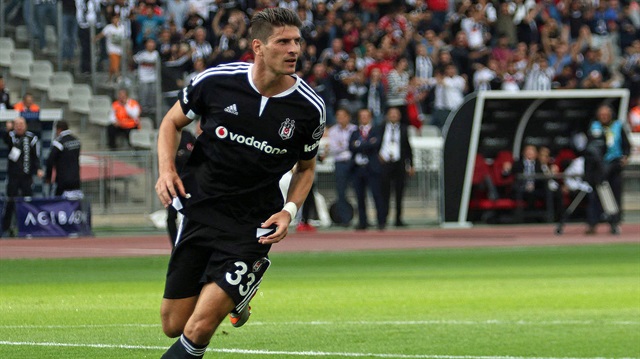 Beşiktaş formasıyla 28. golünü atan Alman golcü Mario Gomez, bir sezonda resmi maçlarda en fazla gol atan yabancı oyuncu rekoruna tek başına sahip oldu.