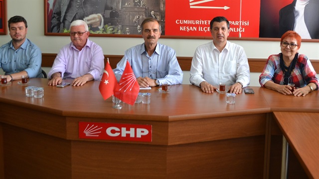 CHP Edirne Milletvekili Okan Gaytancıoğlu (beyaz gömlekli), Cumartesi günü partisinin Keşan İlçe Teşkilatı Binası'nda basın toplantısı düzenledi.