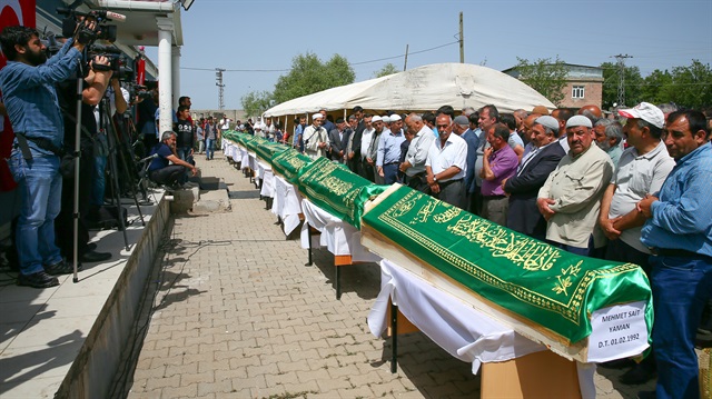 Diyarbakır'ın Sur ilçesinde PKK'lı teröristlerce bomba yüklü kamyonun infilak ettirildiği saldırıda yaşamını yitiren 13 kişinin cenaze namazı kılındı. Daha sonra 13 kişinin cenazesi yan yana defnedildi.