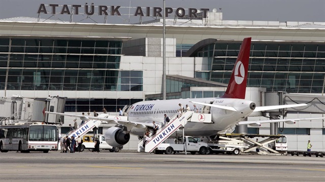 THY uçağı, Atatürk Havalimanı'na inişe geçtiği sırada kuş sürüsüne çarptı. 
