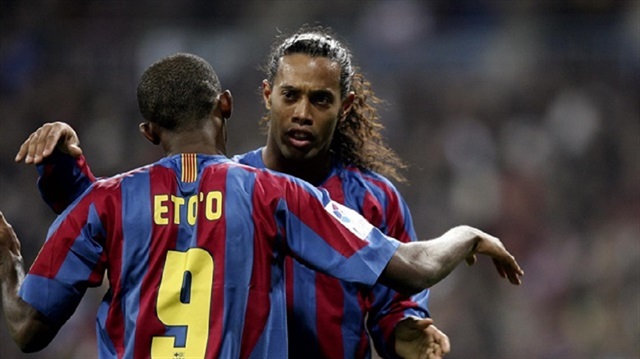 Samuel Eto'o ve Ronaldinho Barcelona'da birlikte forma giymişti. Hücum hattında beraber forma giyen ikili için dünyanın en etkili hücum ikilisi yorumları yapılmıştı.