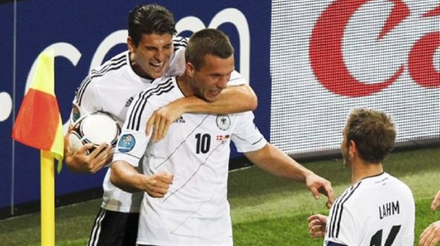 Podolski 84, Gomez ise 44 kez Almanya Milli Takımı formasını giydi. 