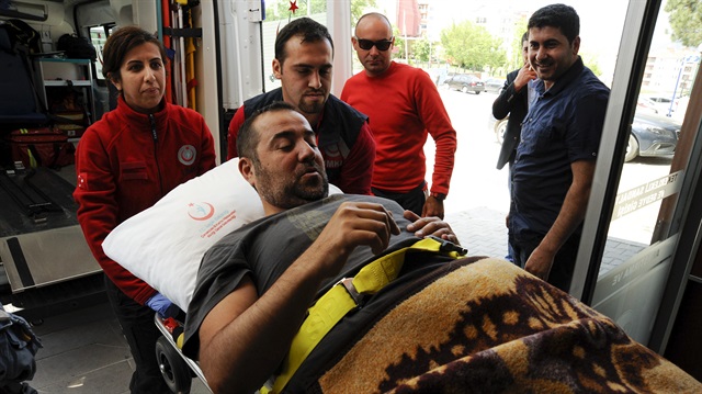 Kazayı hafif yaralanarak atlatan Ata Demirer muhabirleri görünce şaşkınlığını gizleyemedi.