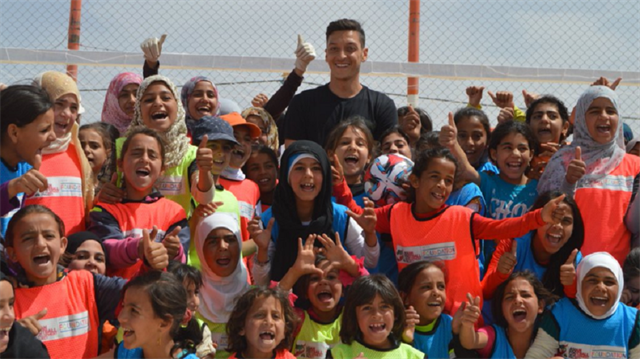 Mesut'tan mülteci kampına ziyaret.