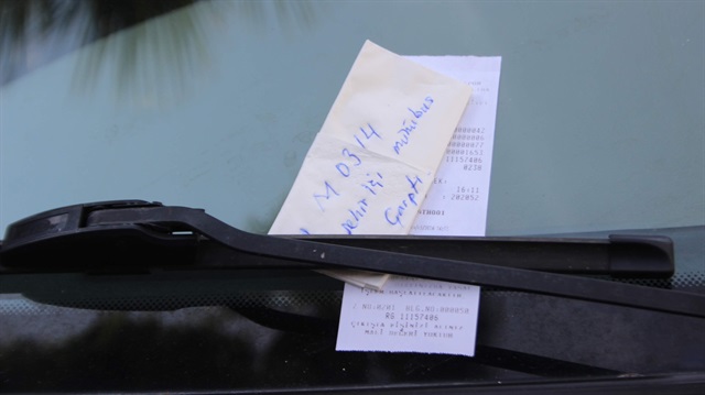 Duyarlı bir vatandaş otomobil sahibinin mağdur olmaması için peçeteye plakayı yazarak bıraktı.