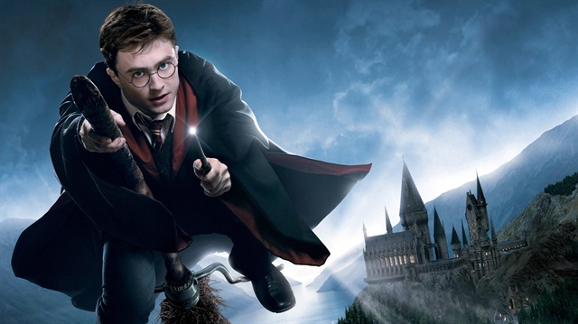 İngiltere'nin başkenti Londra'da Harry Potter turları yapan Warner Bros, genç büyücünün hayatının büyük bir bölümünü geçirdiği 4 Privet Drive'daki evi ziyaretçilere açıyor.