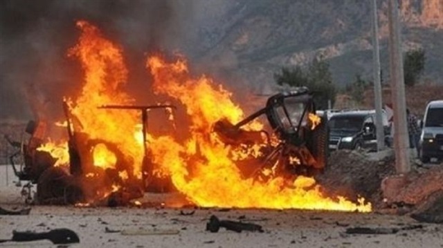 Pakistan'da uzaktan kumandayla patlatılan bomba sonucunda 1 polis öldü, 17 kişi de yaralandı.