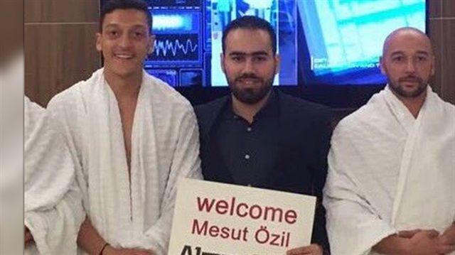 Mesut Özil'e Umre sırasında bir çok müslüman ilgi gösterdi. 