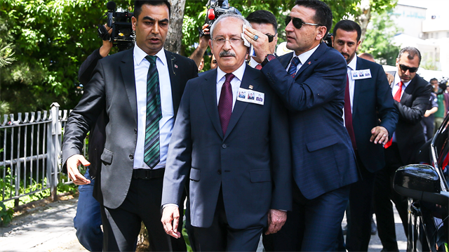 Ankara'da şehitlerin cenazesine katılan CHP Lideri Kılıçdaroğlu'nu bazı vatandaşlar protesto edip yumurta attı.