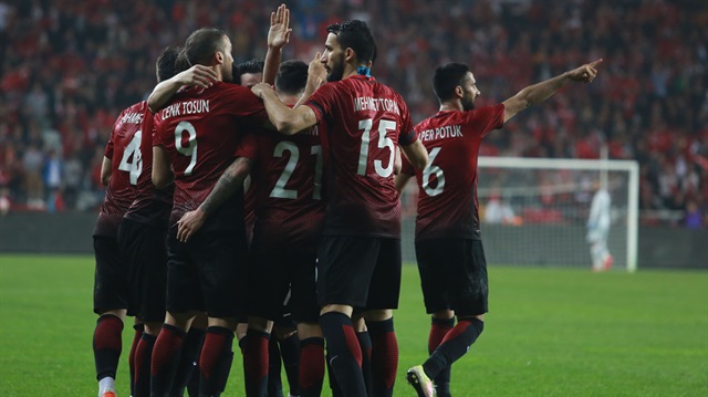 Türkiye-İsveç maçında milli futbolcuların gol sevinci...