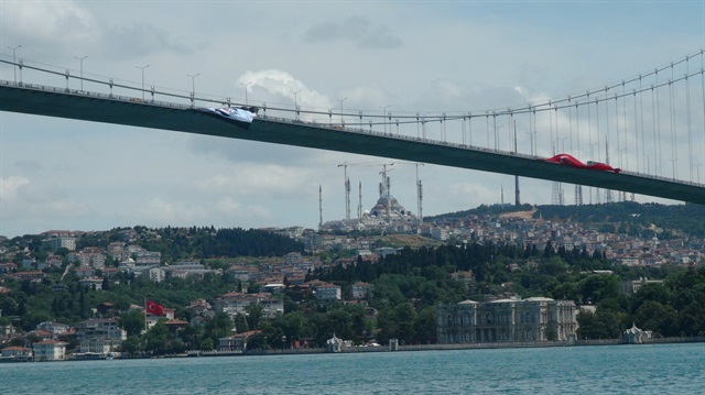 Beşiktaş bayrağı kazanılan şampiyonluk sonrasında Boğaz Köprüsü'ne asılmıştı. Siyah beyazlı kulübün bayrağı dün gece gerçekleşen olay sonucunda yakıldı.