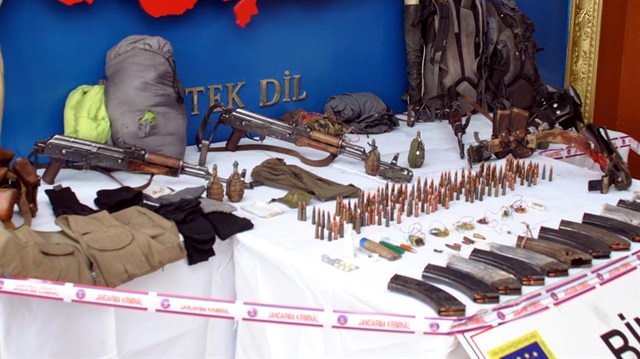 Bingöl'de öldürülen 3 teröriste ait silah ve mühimmatlar ele geçirildi.
