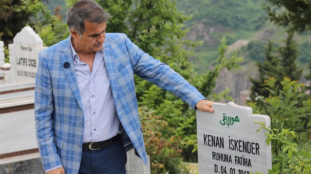 Şenol Güneş, Trabzonspor eski asbaşkanlarından merhum Kenan İskender’in kabrini ziyaret etti.