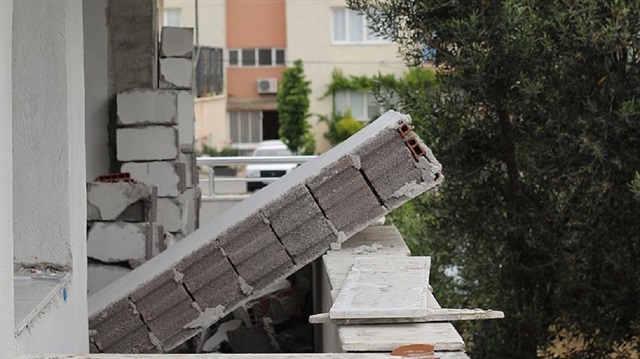 Bergama'da bir kişi yıkmak istediği inşaat halindeki evin duvarının altında kalarak öldü. 