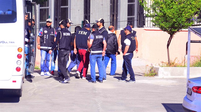 İzmir'deki FETÖ operasyonunda çok sayıda gözaltı var. 
