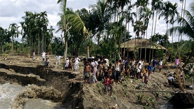 Bangladeş’i etkisi altına alan Roanu kasırgasında biri çocuk 5 kişi hayatını kaybetti.