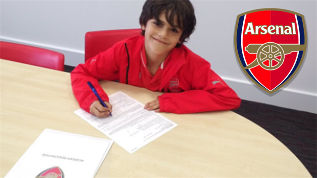 7 yaşındaki Theo Pires'ten Arsenal'e imza.