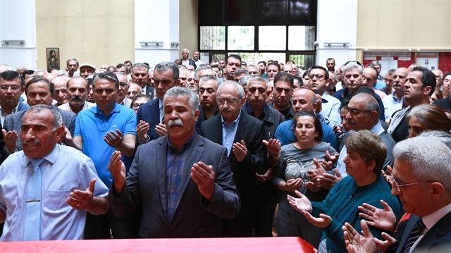 Kemal Kılıçdaroğlu, Antalya'da kuzeninin cenaze törenine katıldı. 
