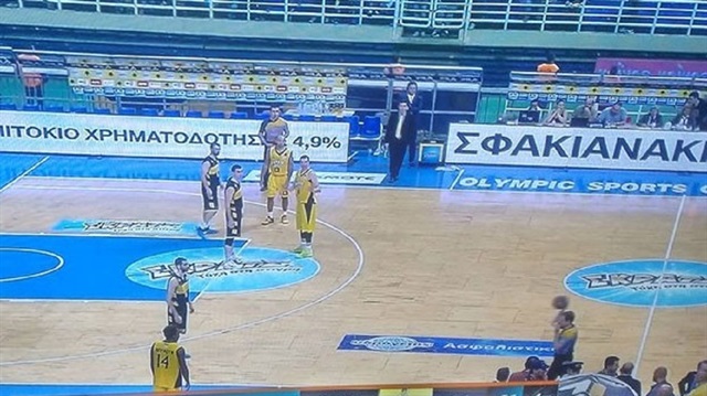 AEK-Aris arasında oynanan basketbol maçı 5 oyuncuyla tamamlandı...