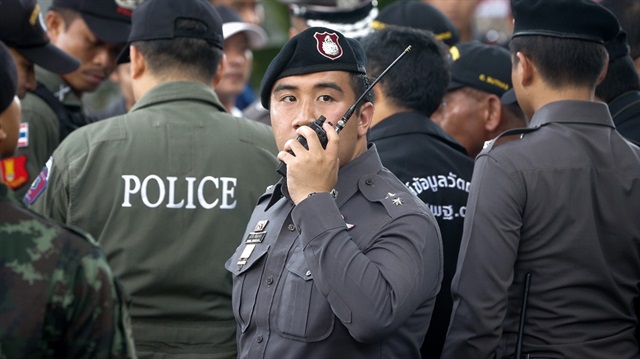 Tayland'da köylülerin ihbar etmesi üzerine gözaltı merkezinden kaçan 21 göçmeni yakalamak için başlatılan operasyon sırasında bir Arakanlı Müslüman'ın öldürüldü.