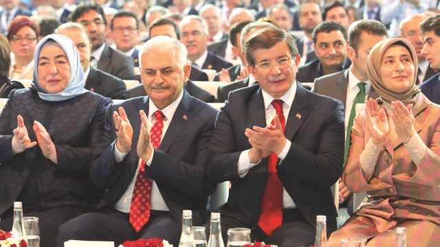 Kongrede Davutoğlu, veda değil, vefa vurgusu yaparken, Yıldırım da yeni hükümetinin hedefini “Yeni anayasa ve başkanlık” olarak gösterdi. Binali Yıldırım, “Bugün yapmamız gereken en önemli iş, fiili durumu yasal hale getirmek. Anayasayı ve kafa karışıklığını sona erdirmektir. Bunun yolu yeni bir anayasa ve başkanlık sistemi” diye konuştu.