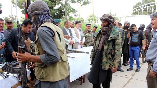Afganistan'da 16 taliban militanı ellerindeki silahlarıyla güvenlik güçlerine teslim oldu.
