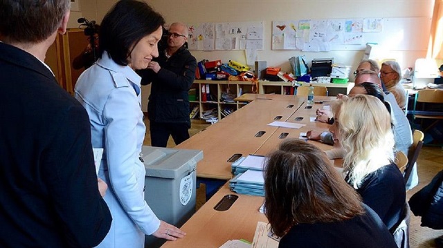 Avusturya'da Cumhurbaşkanlığı kesin sonuçları 900 bin mektup oylarının açılmasından sonra belli olacak.