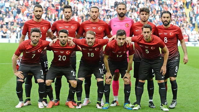 İngiltere-Türkiye maçı öncesinde milli takım hatıra fotoğrafı çektirdi...